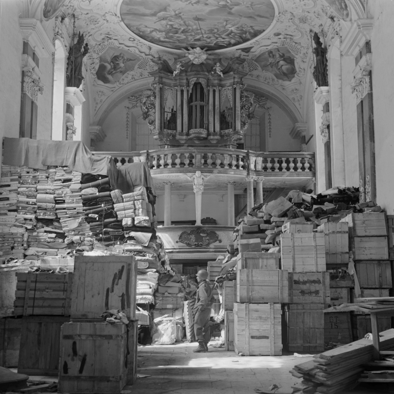 Nazi-Raubkunst Bild zeigt in schwarzweiss alte Kirche in Bayern im April 1945, gefüllt mutmasslich Nazi-Raubkunst