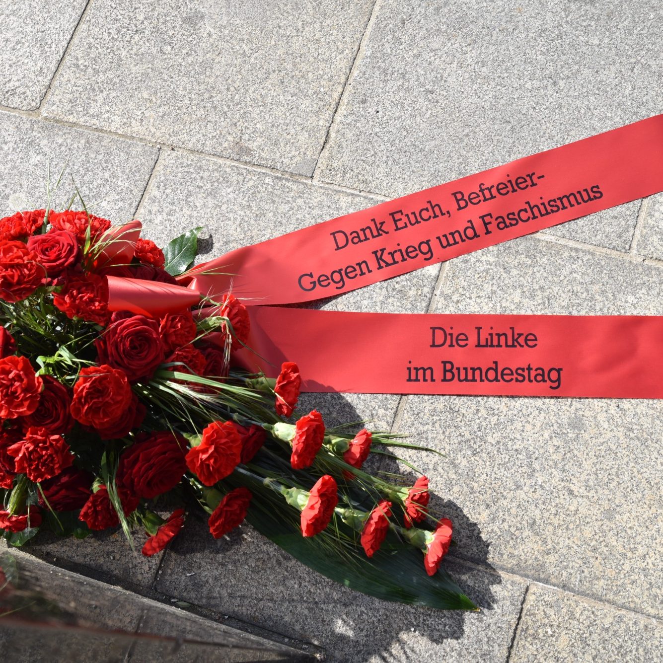 Kranzniederlegung in Berlin, 8. Mai 2025 Bild zeigt Blumenkranz aus roten Nelken